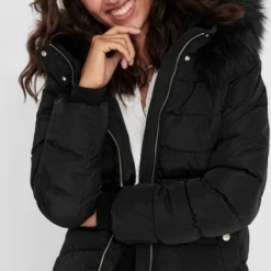 ONLY ONLCAMILLA QUILTED FURHOOD JACKET CC OTW Dames Jas - Maat L 16 ONLY ONLCAMILLA QUILTED FURHOOD JACKET CC OTW Dames Jas - Maat L -Dameskleding Verkoop 539x840 1