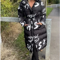 Merkloos Zwarte Jas Choose Graffiti - Maat SM - Merk AIKHA - Dikke Gewatteerde Lange Jassen - Print -Dameskleding Verkoop 543x840 2