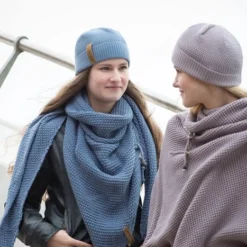 Onbekend Knit Factory Jazz Gebreid Omslagvest - Dames Poncho - Mauve - One Size - Inclusief Sierspeld -Dameskleding Verkoop 550x467