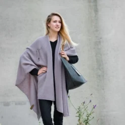 Onbekend Knit Factory Jazz Gebreid Omslagvest - Dames Poncho - Mauve - One Size - Inclusief Sierspeld -Dameskleding Verkoop 550x488 1