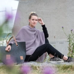 Onbekend Knit Factory Jazz Gebreid Omslagvest - Dames Poncho - Mauve - One Size - Inclusief Sierspeld -Dameskleding Verkoop 550x488 2