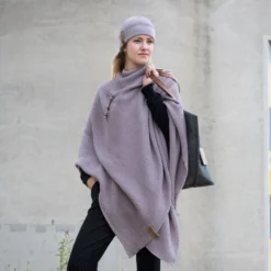 Onbekend Knit Factory Jazz Gebreid Omslagvest - Dames Poncho - Mauve - One Size - Inclusief Sierspeld -Dameskleding Verkoop 550x488 3