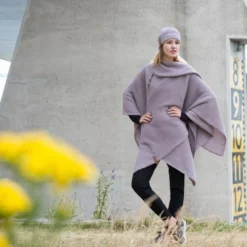 Onbekend Knit Factory Jazz Gebreid Omslagvest - Dames Poncho - Mauve - One Size - Inclusief Sierspeld -Dameskleding Verkoop 550x488 4