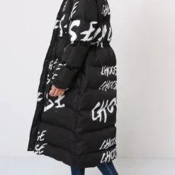 Merkloos Zwarte Jas Choose Graffiti - Maat SM - Merk AIKHA - Dikke Gewatteerde Lange Jassen - Print -Dameskleding Verkoop 550x827 8